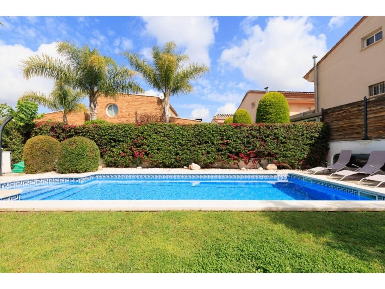 Casa Adosada de 5 Dormitorios y 4 Baños en venta en Cambrils
