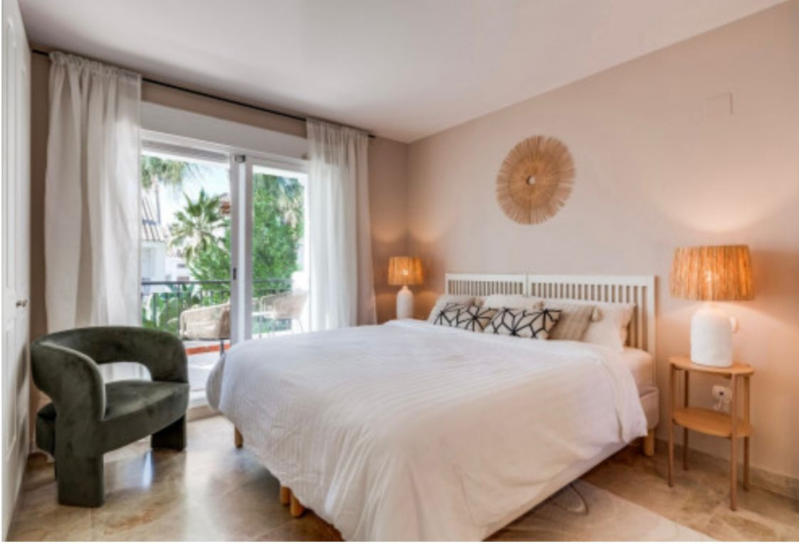 Casa Adosada de 4 Dormitorios y 3 Baños en alquiler en Nueva Andalucía, Marbella