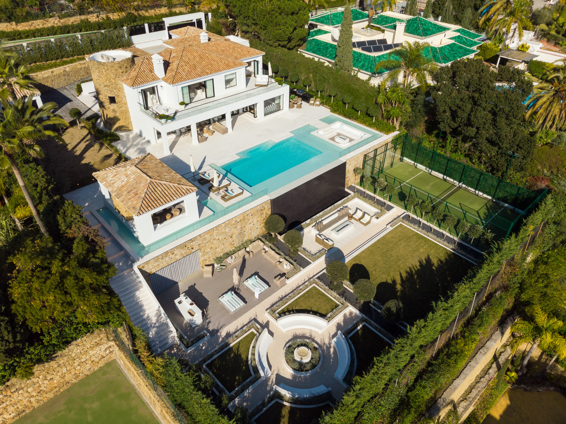 Casa de 5 Dormitorios y 5 Baños en venta en Nueva Andalucía, Marbella