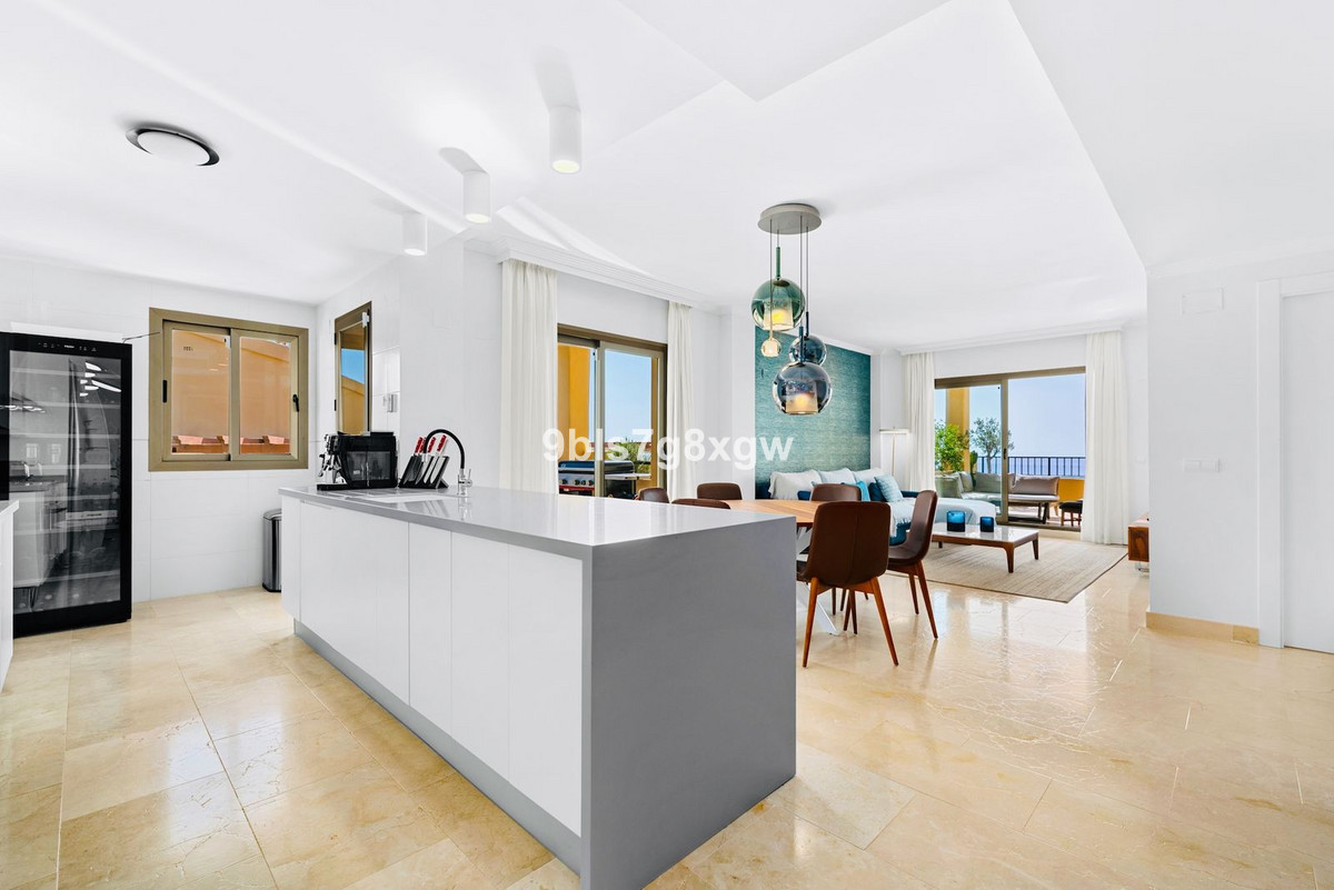 3 Bed, 2 Bath - Apartment for Sale in Benahavis
