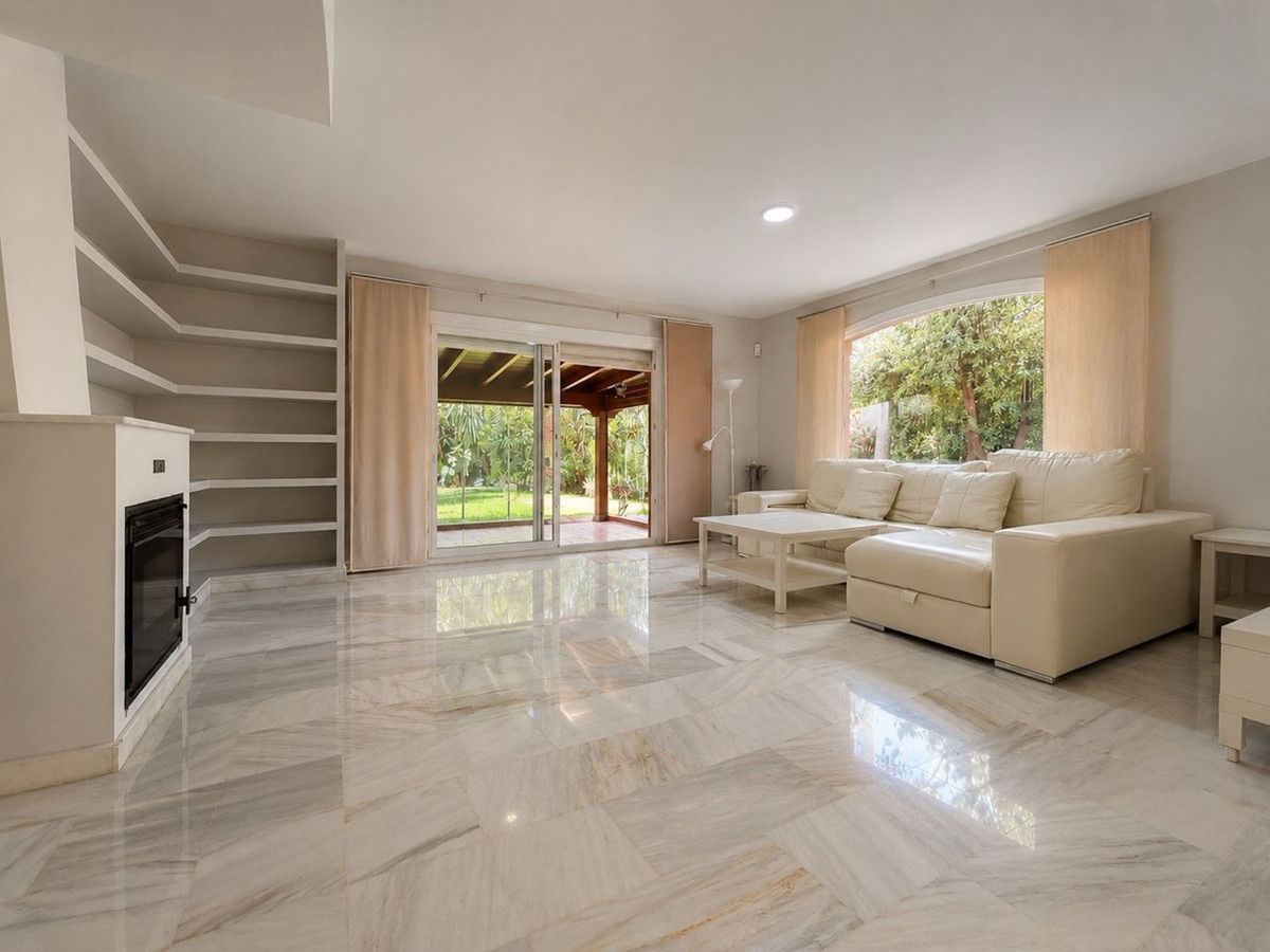 4 Slaapk., 3 Badk. - Rijwoning te koop in Atalaya, Estepona