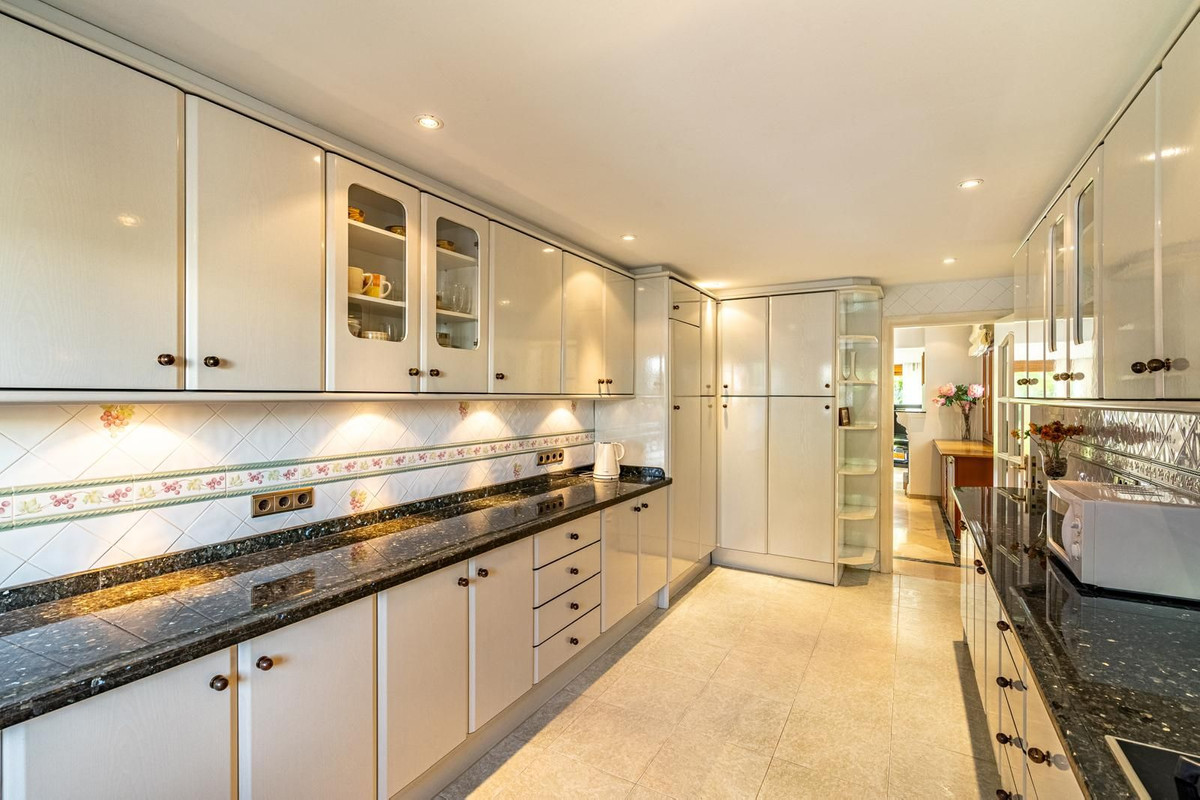 Casa de 5 Dormitorios en venta en Nueva Milla de Oro, Estepona