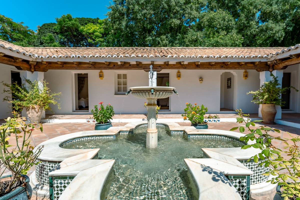 Finca de 8 Dormitorios en venta en Cancelada, Estepona