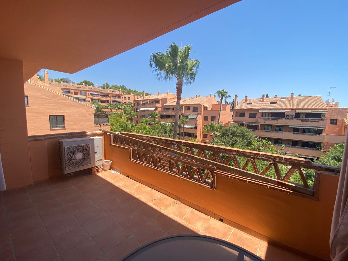 Piso de 2 Dormitorios en venta en Milla de Oro, Marbella