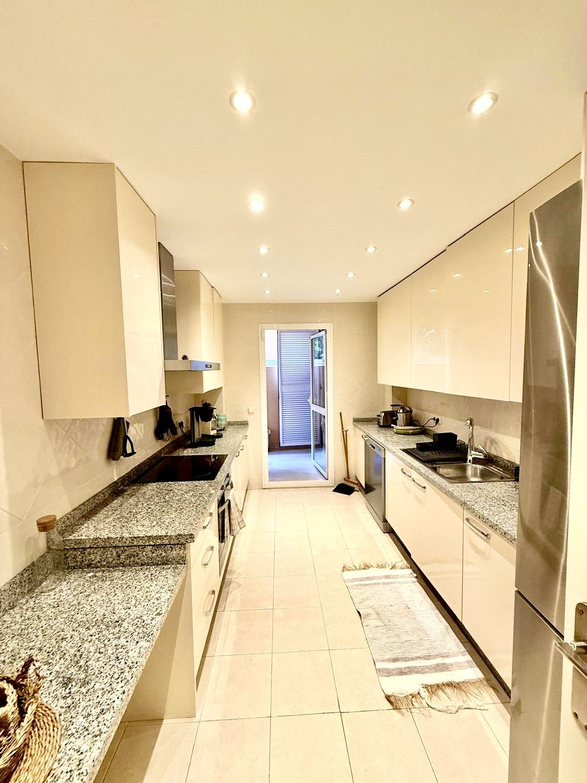 Piso de 3 Dormitorios y 2 Baños en venta en Elviria, Marbella