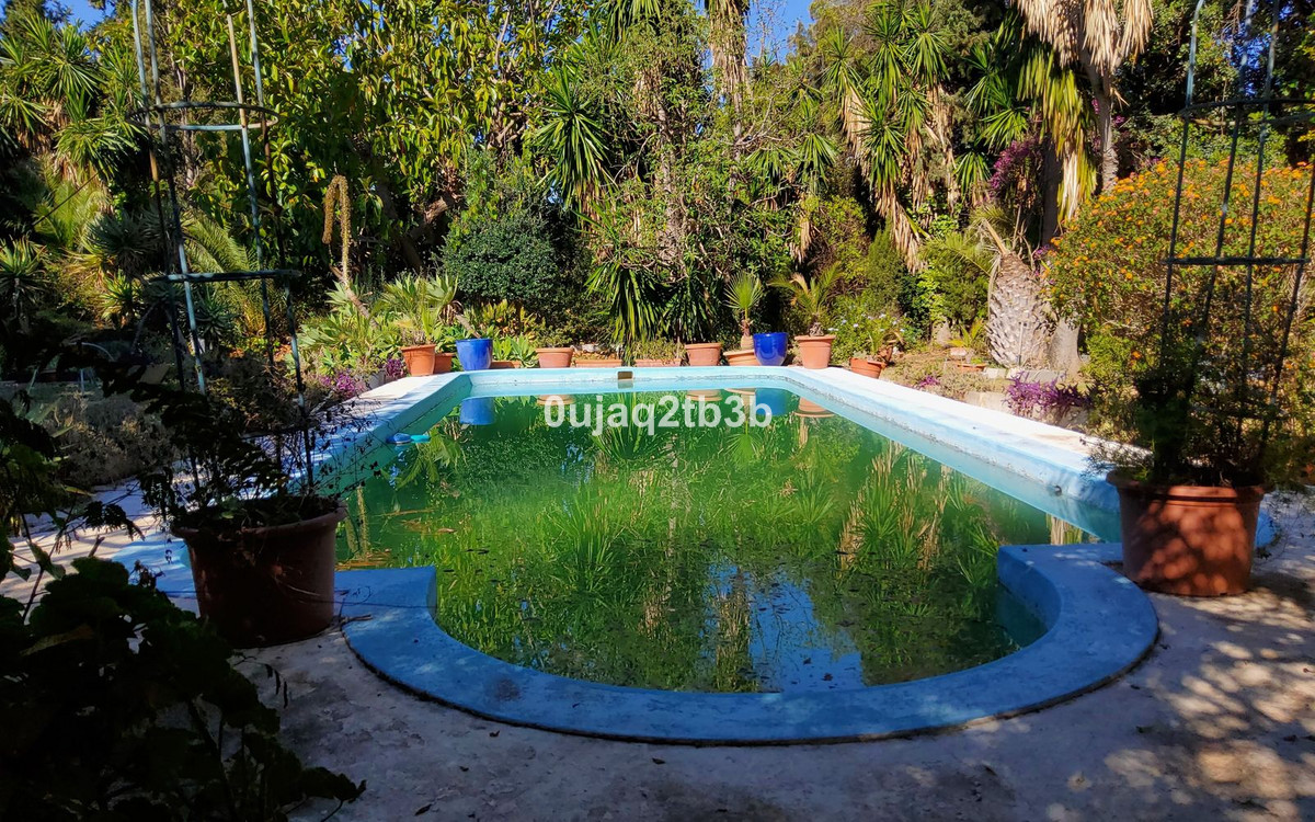 Finca de 6 Dormitorios y 4 Baños en venta en Mijas