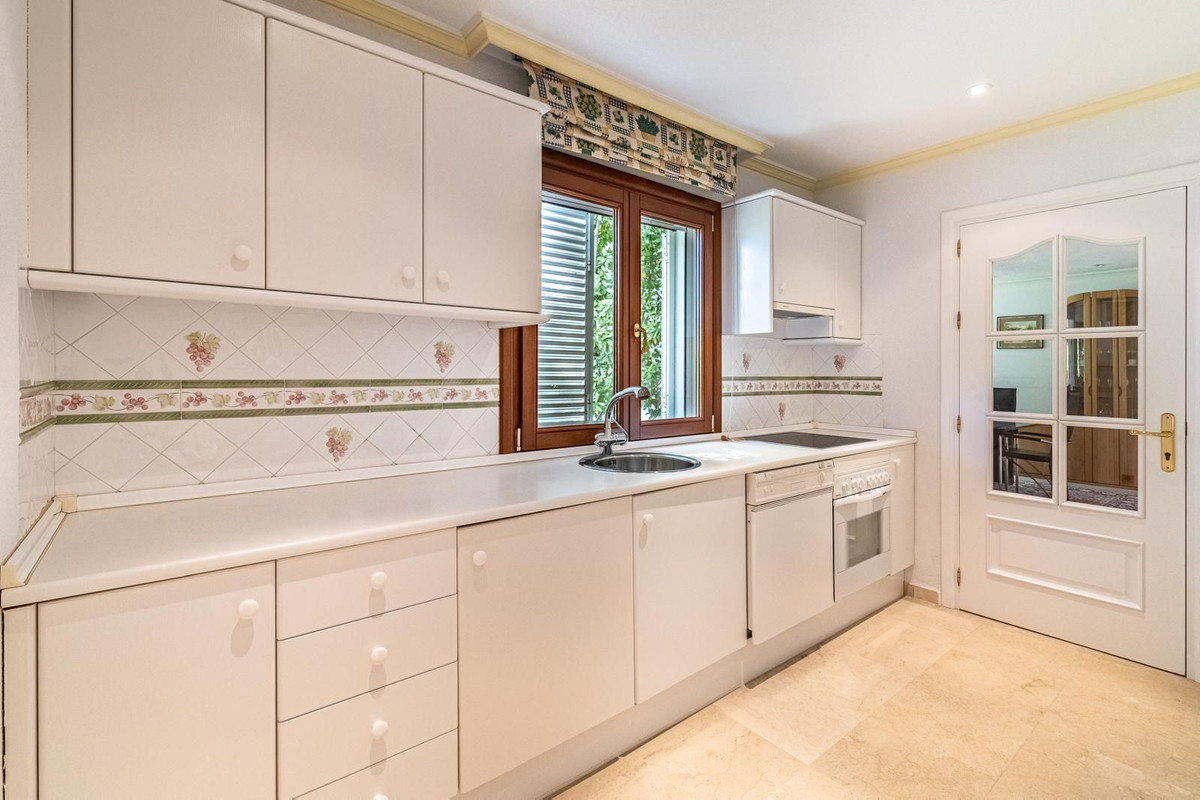Casa de 5 Dormitorios en venta en Nueva Milla de Oro, Estepona