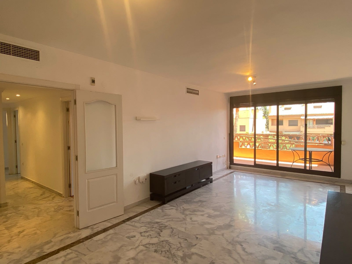 Piso de 2 Dormitorios en venta en Milla de Oro, Marbella