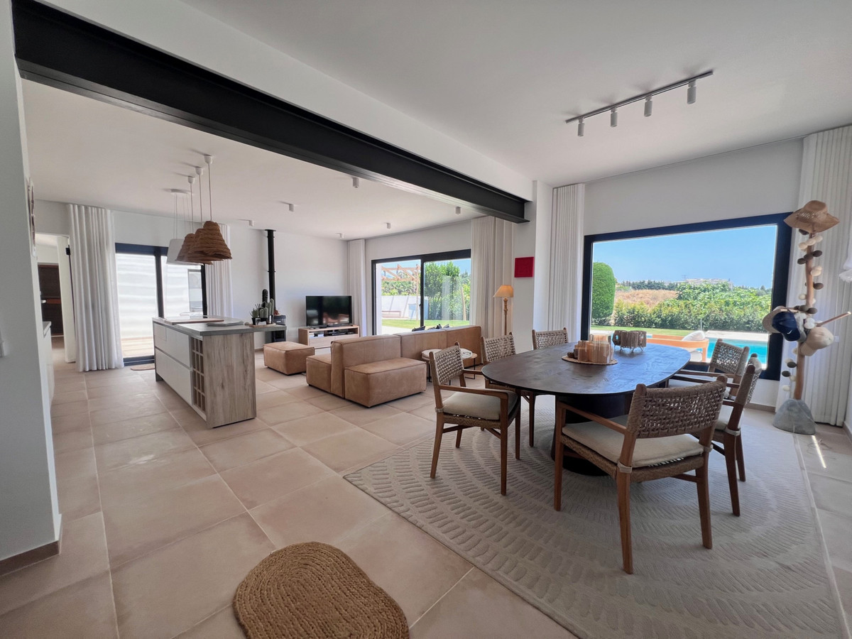Casa de 3 Dormitorios en venta en Nueva Milla de Oro, Estepona