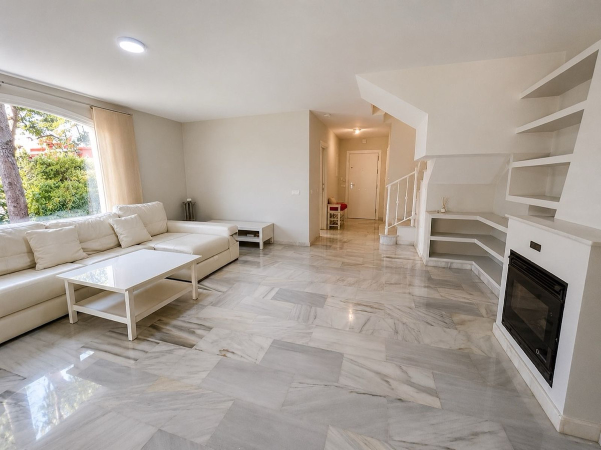 4 Slaapk., 3 Badk. - Rijwoning te koop in Atalaya, Estepona