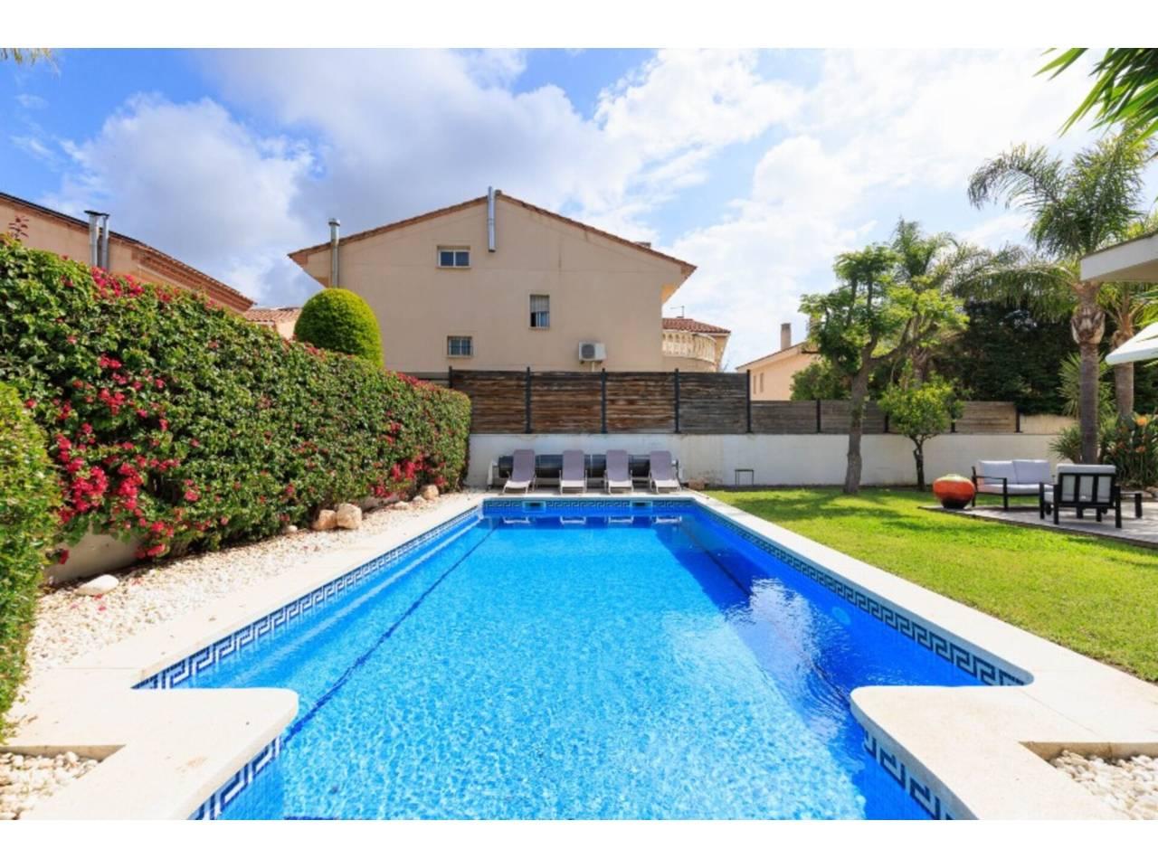 Casa Adosada de 5 Dormitorios y 4 Baños en venta en Cambrils