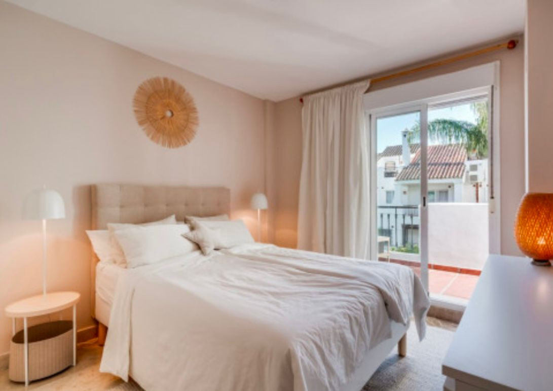 Casa Adosada de 4 Dormitorios y 3 Baños en alquiler en Nueva Andalucía, Marbella