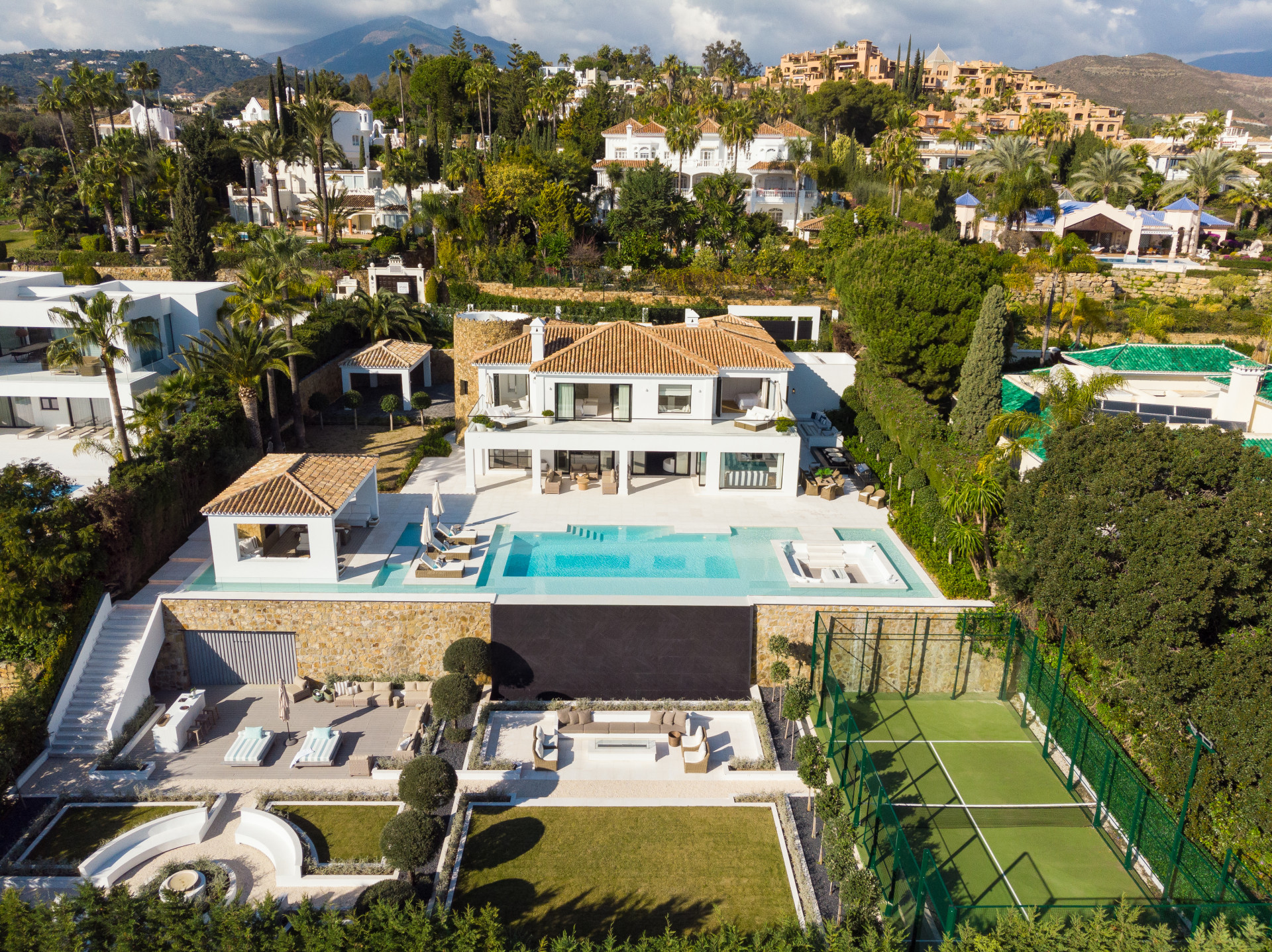 Casa de 5 Dormitorios y 5 Baños en venta en Nueva Andalucía, Marbella