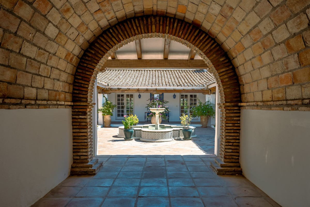 Finca de 8 Dormitorios en venta en Cancelada, Estepona