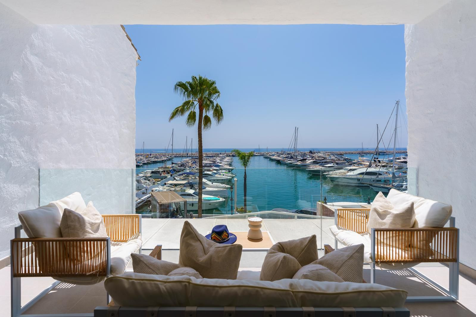 Piso de 2 Dormitorios y 2 Baños en venta en Puerto Banús, Marbella