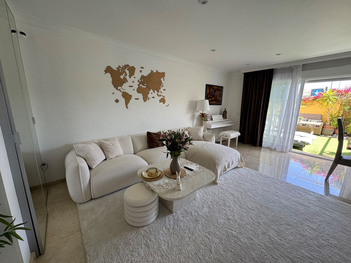 Casa Adosada de 4 Dormitorios en venta en Calahonda