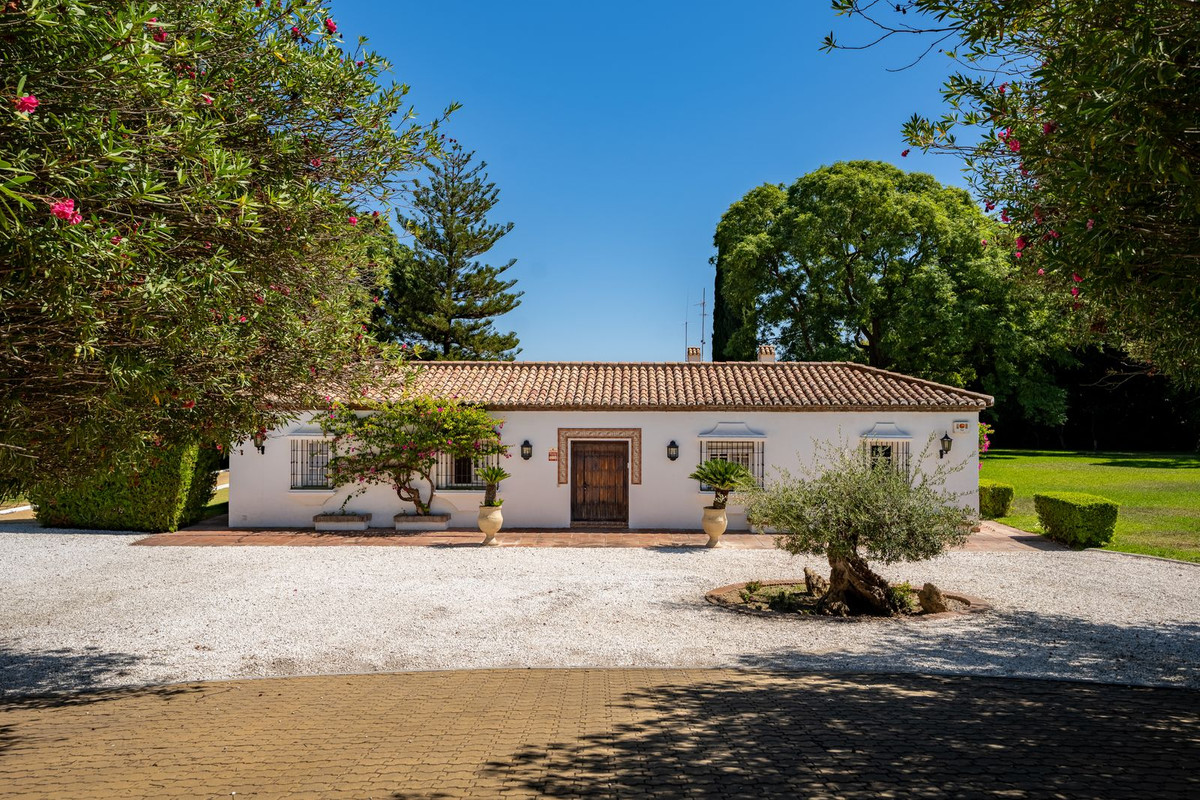 Finca de 8 Dormitorios en venta en Cancelada, Estepona