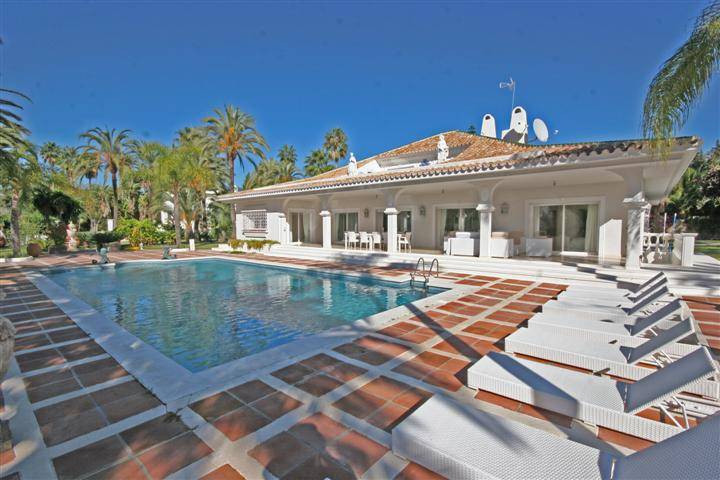 Casa de 9 Dormitorios en venta en Nueva Andalucía, Marbella
