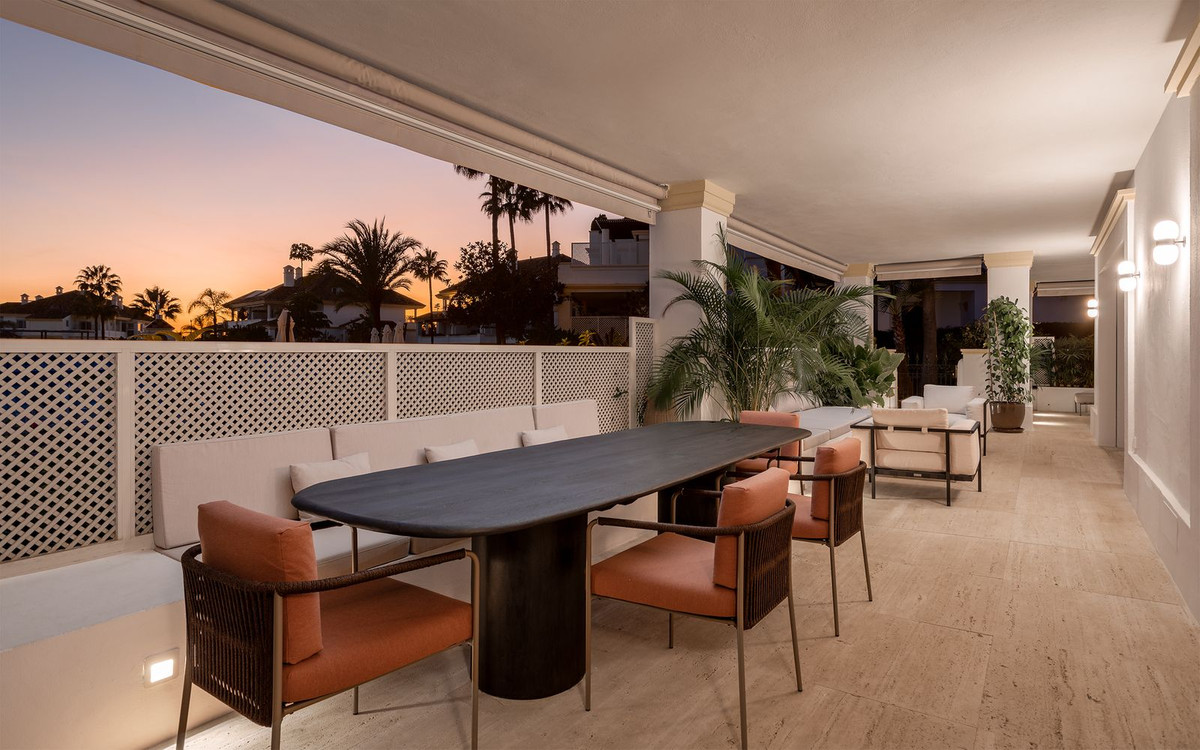 Piso de 4 Dormitorios en venta en Milla de Oro, Marbella