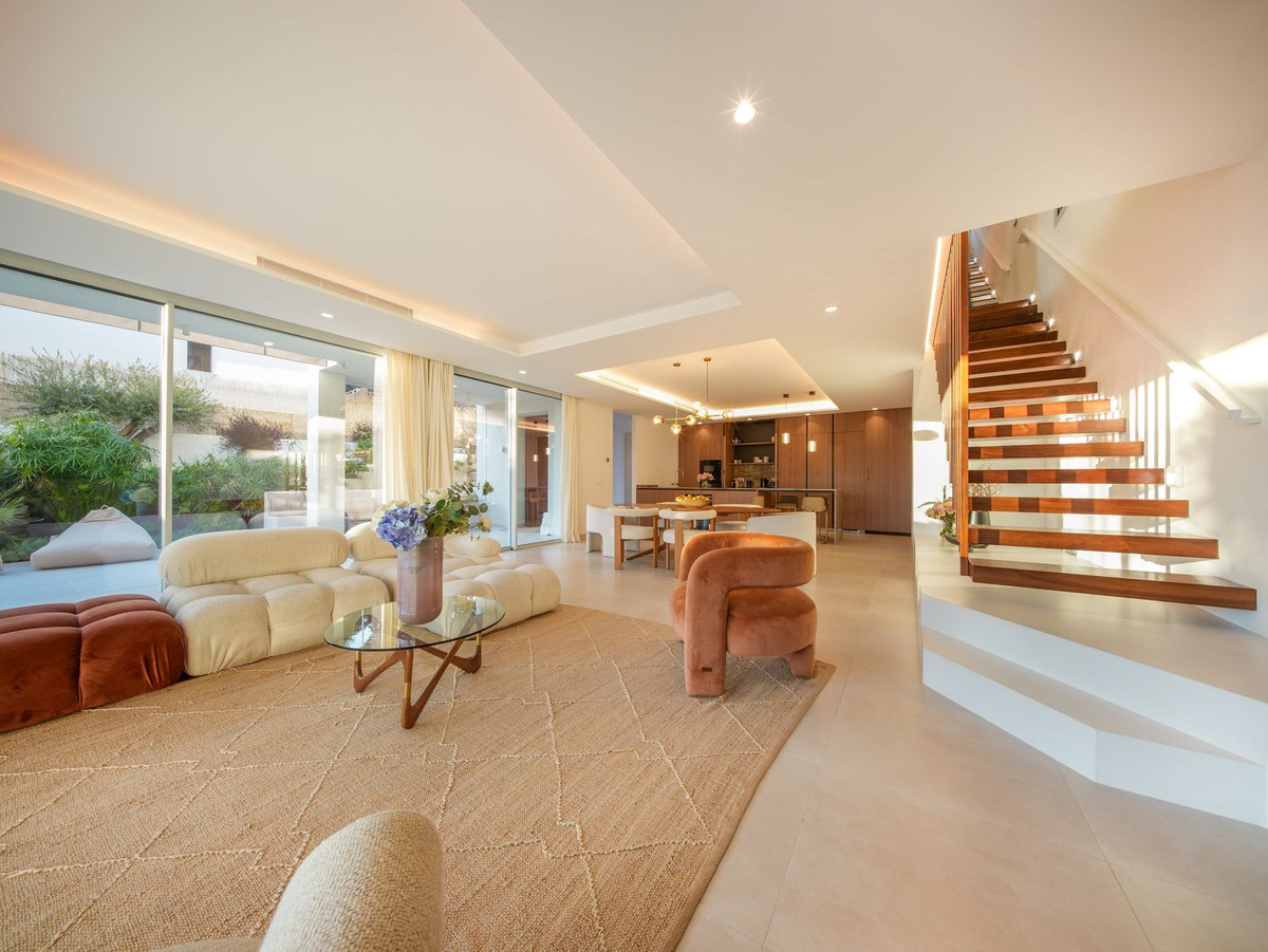 Casa de 5 Dormitorios en venta en Elviria, Marbella