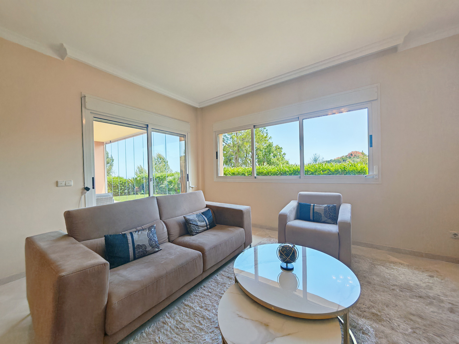 Piso de 2 Dormitorios en venta en La Mairena, Marbella