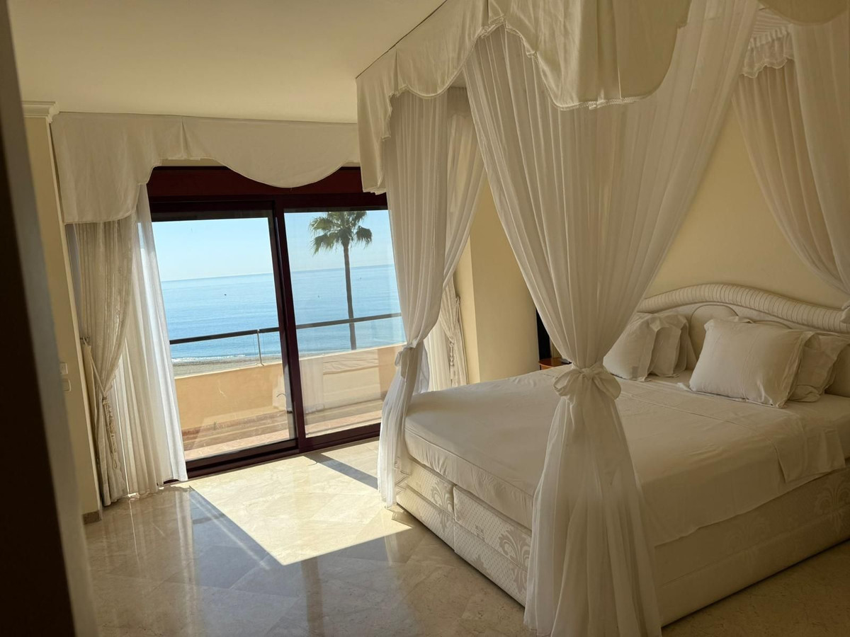Ático de 3 Dormitorios y 5 Baños en venta en Cancelada, Estepona