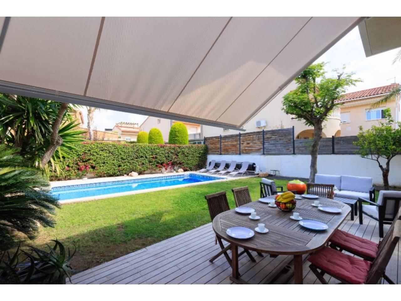 Casa Adosada de 5 Dormitorios y 4 Baños en venta en Cambrils