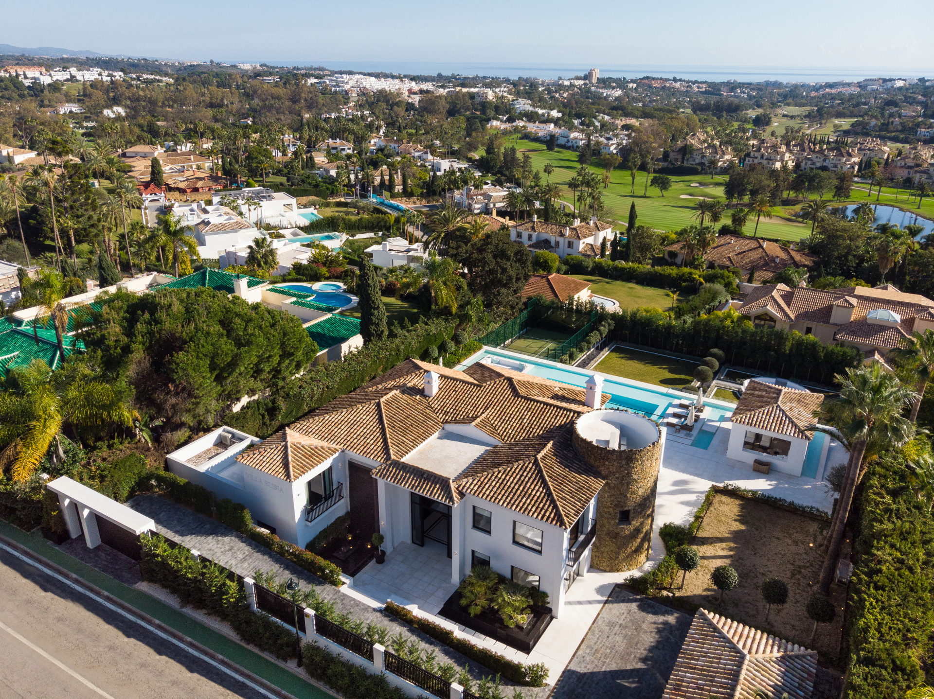 Casa de 5 Dormitorios y 5 Baños en venta en Nueva Andalucía, Marbella