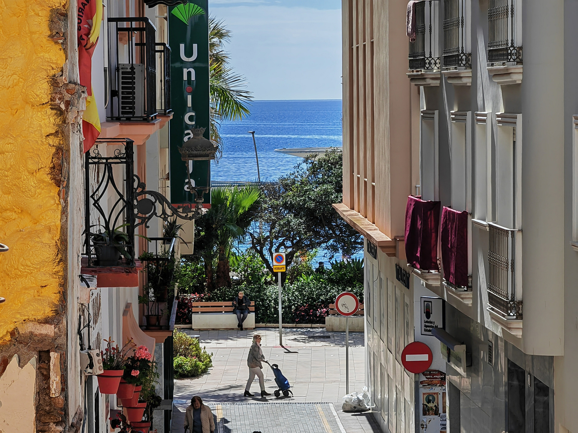 5 спални, 3 бани - Редова къща за продажба в Estepona
