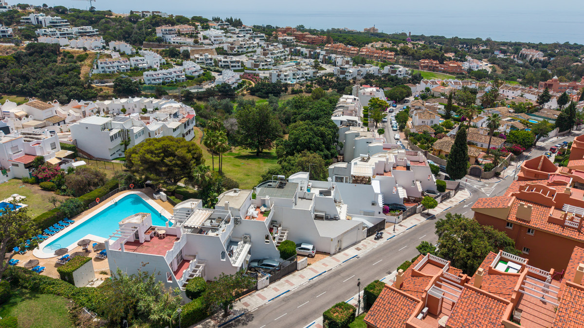 Casa Adosada de 4 Dormitorios y 3 Baños en venta en Las Chapas, Marbella