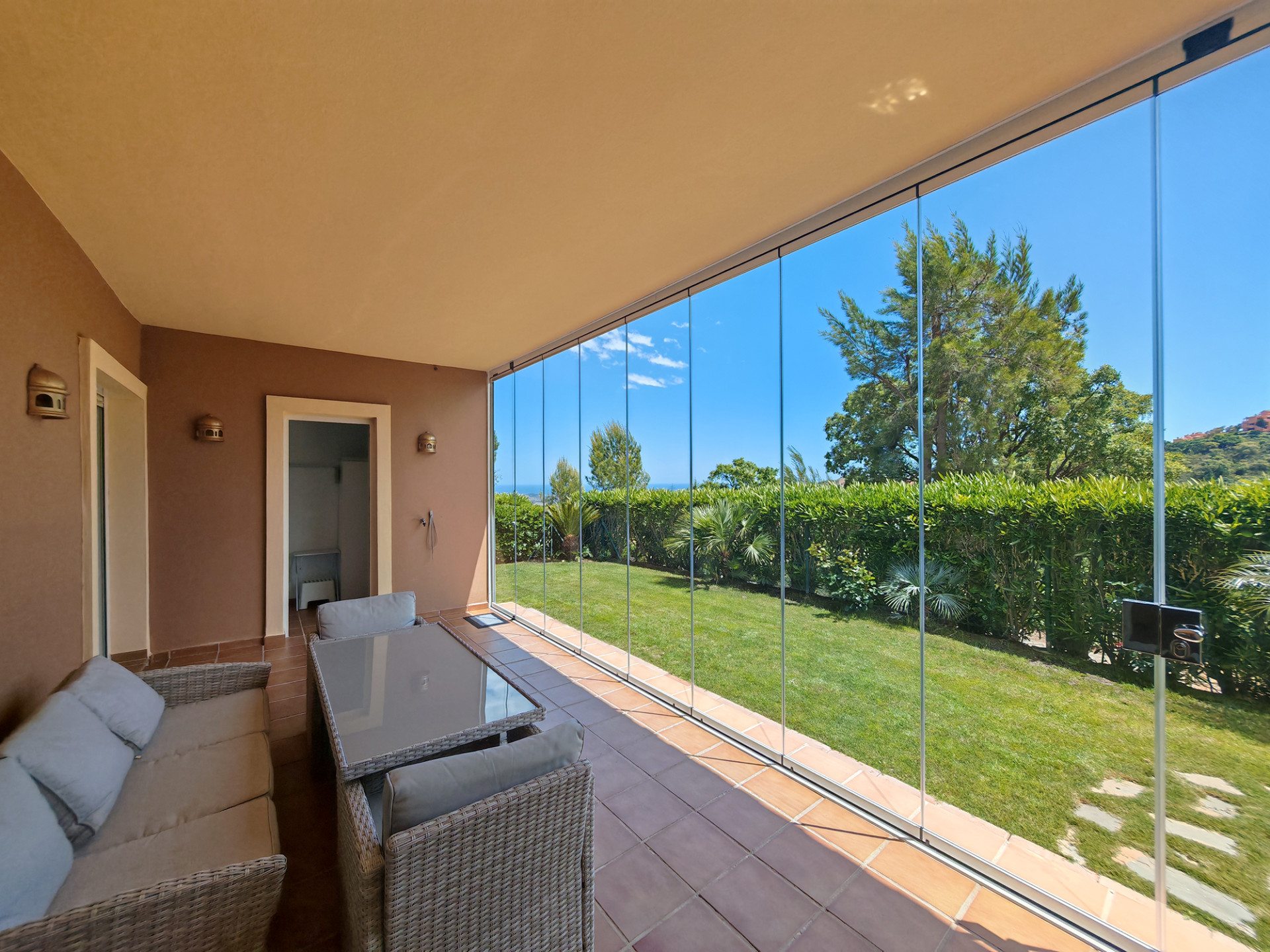 Piso de 2 Dormitorios en venta en La Mairena, Marbella