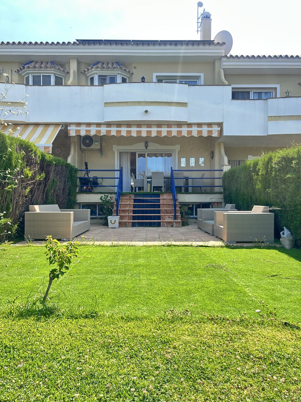 Casa Adosada de 3 Dormitorios en venta en Atalaya, Estepona
