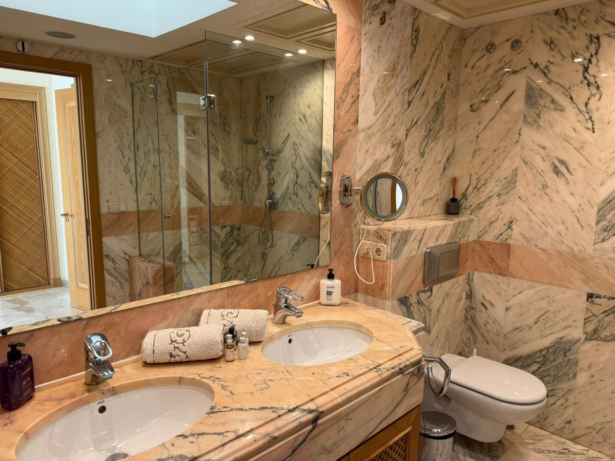 Ático de 3 Dormitorios y 5 Baños en venta en Cancelada, Estepona