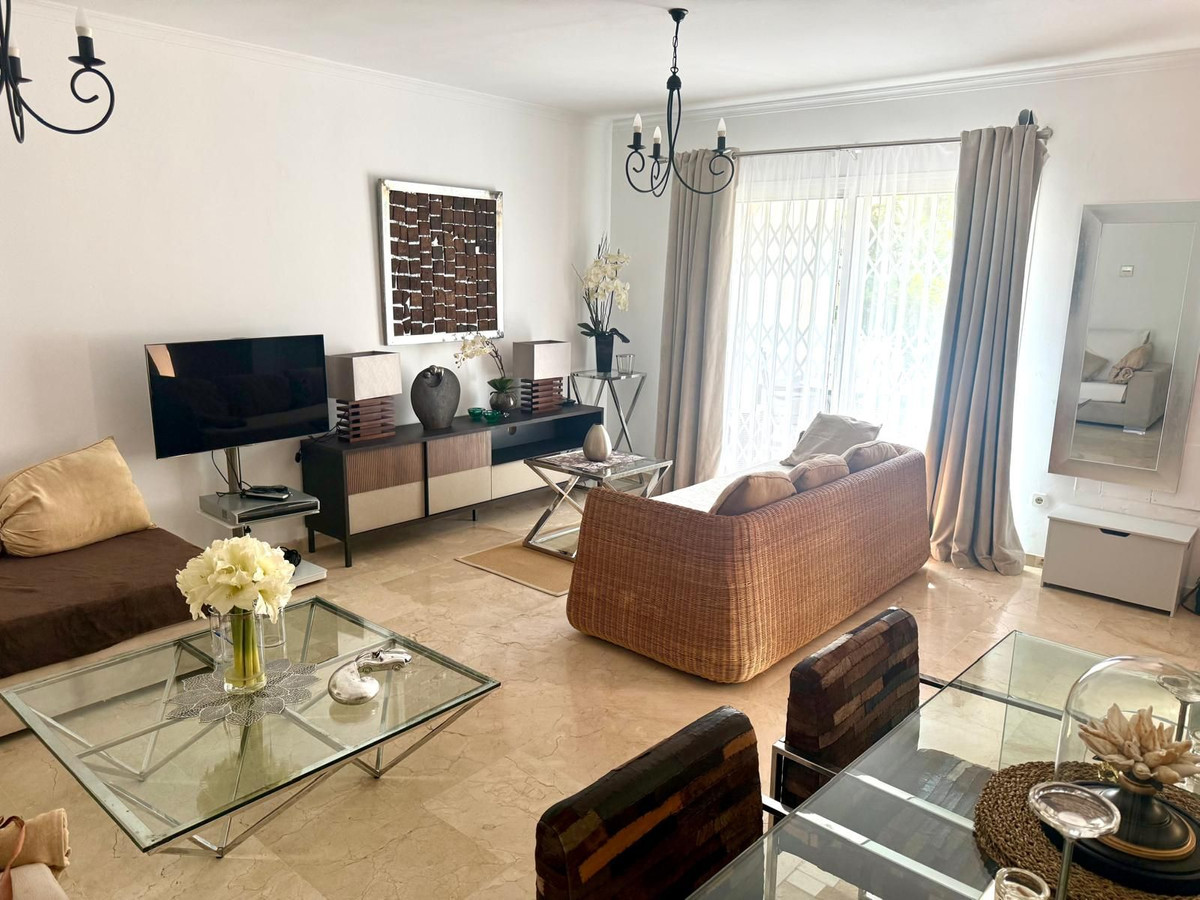 Piso de 2 Dormitorios en venta en Nueva Andalucía, Marbella