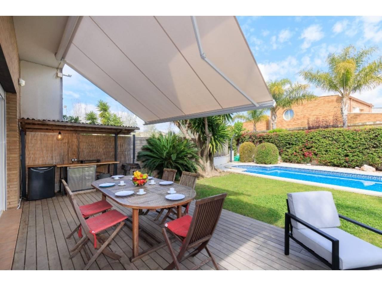 Casa Adosada de 5 Dormitorios y 4 Baños en venta en Cambrils
