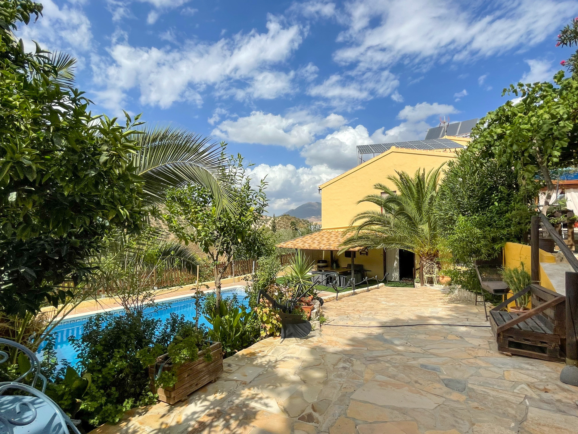 Finca de 5 Dormitorios y 4 Baños en venta en Iznajar
