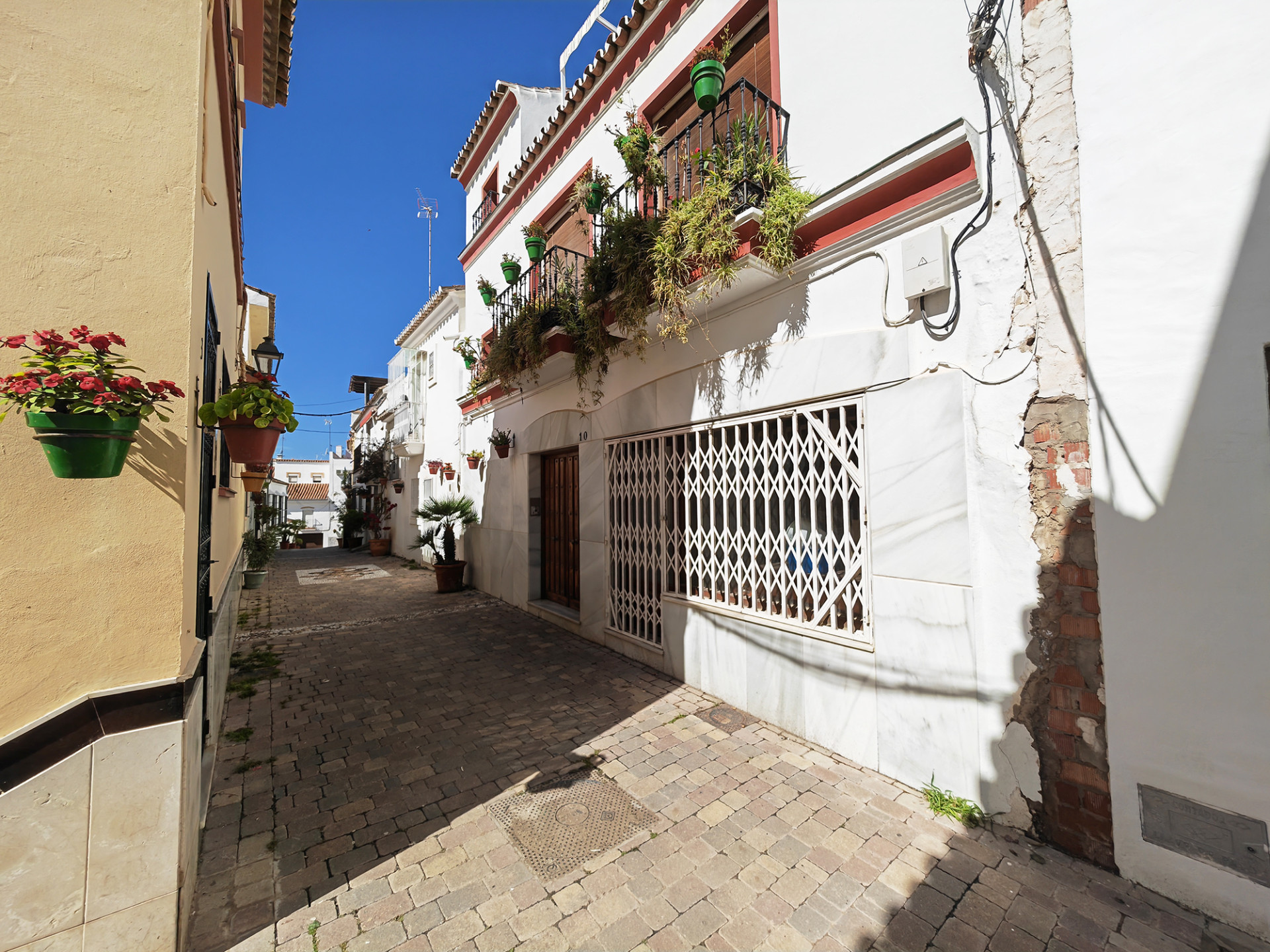 5 спални, 3 бани - Редова къща за продажба в Estepona