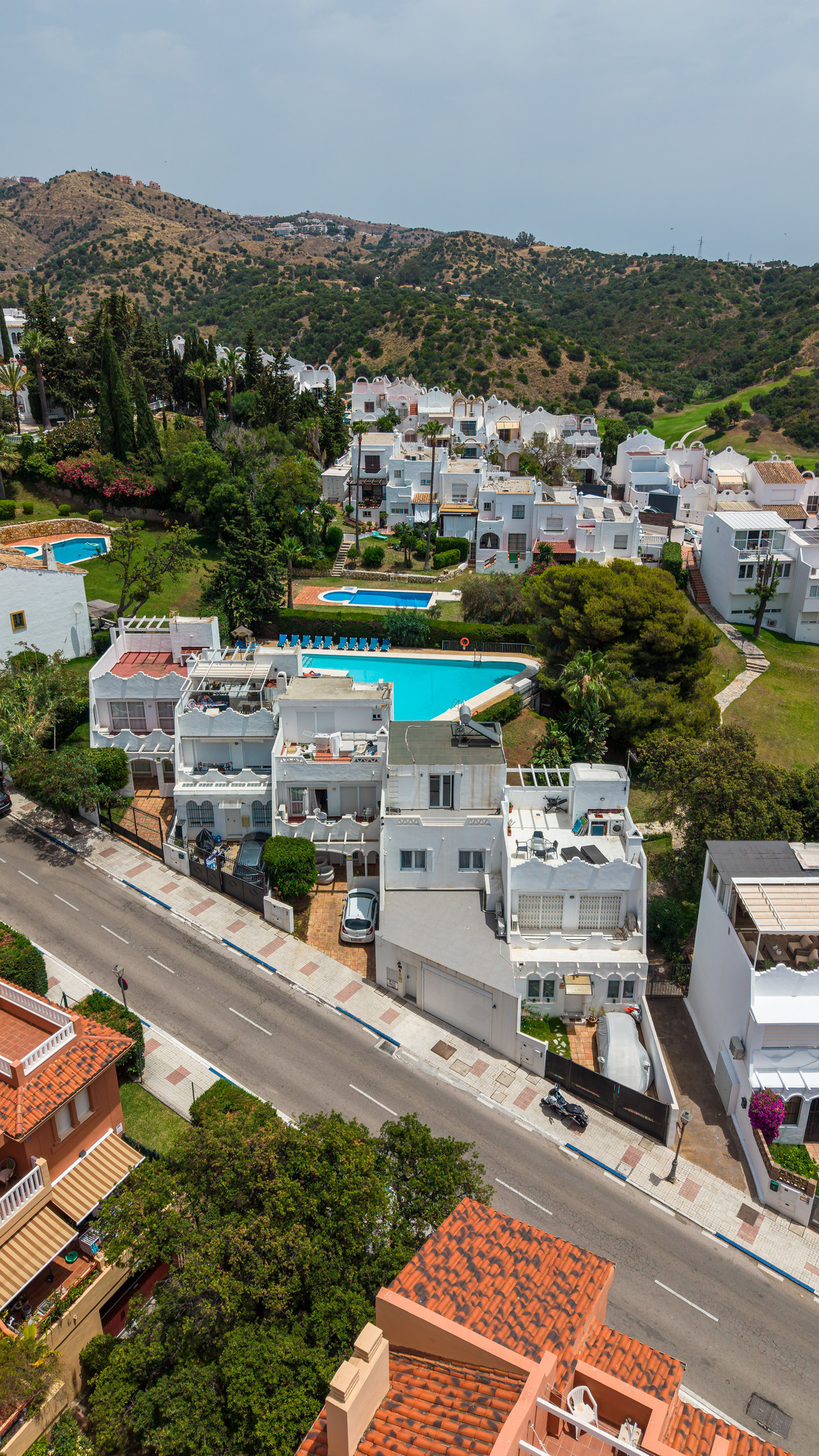 Casa Adosada de 4 Dormitorios y 3 Baños en venta en Las Chapas, Marbella