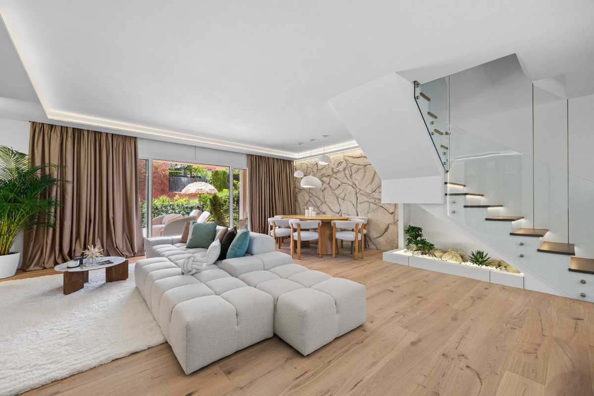 Casa Adosada de 3 Dormitorios en venta en Milla de Oro, Marbella