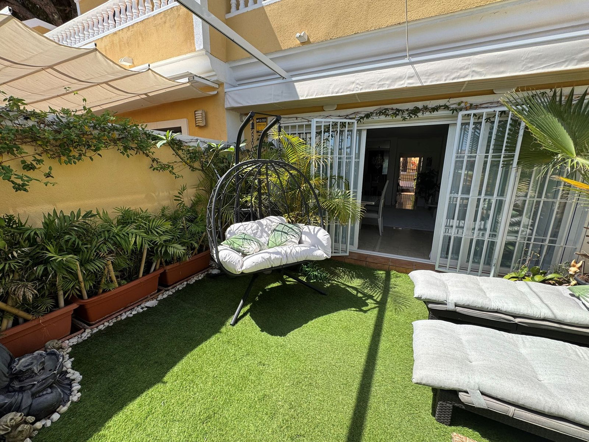 Casa Adosada de 4 Dormitorios en venta en Calahonda