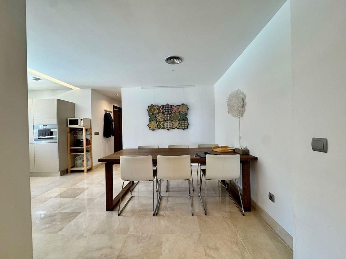 Piso de 3 Dormitorios y 2 Baños en venta en La Mairena, Marbella