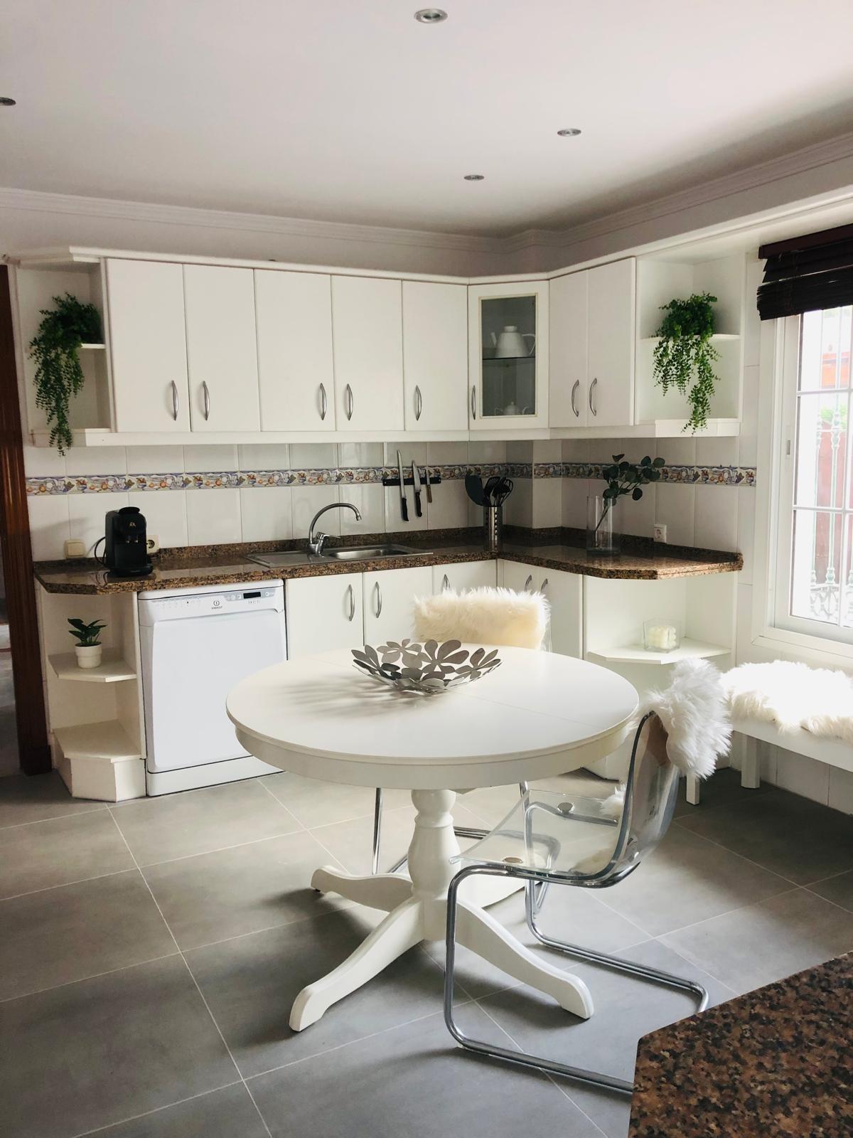 Casa de 5 Dormitorios en alquiler en Las Chapas, Marbella