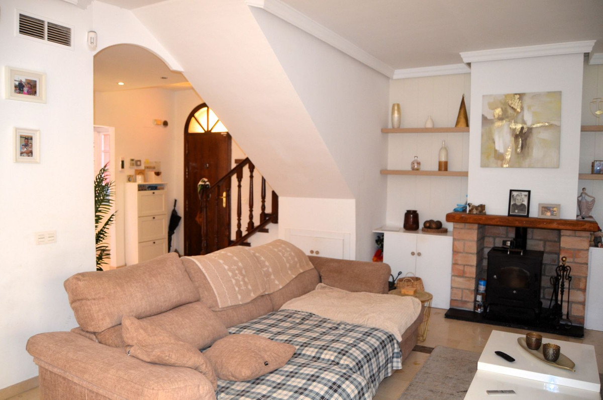 Casa Adosada de 3 Dormitorios y 3 Baños en venta en Estepona