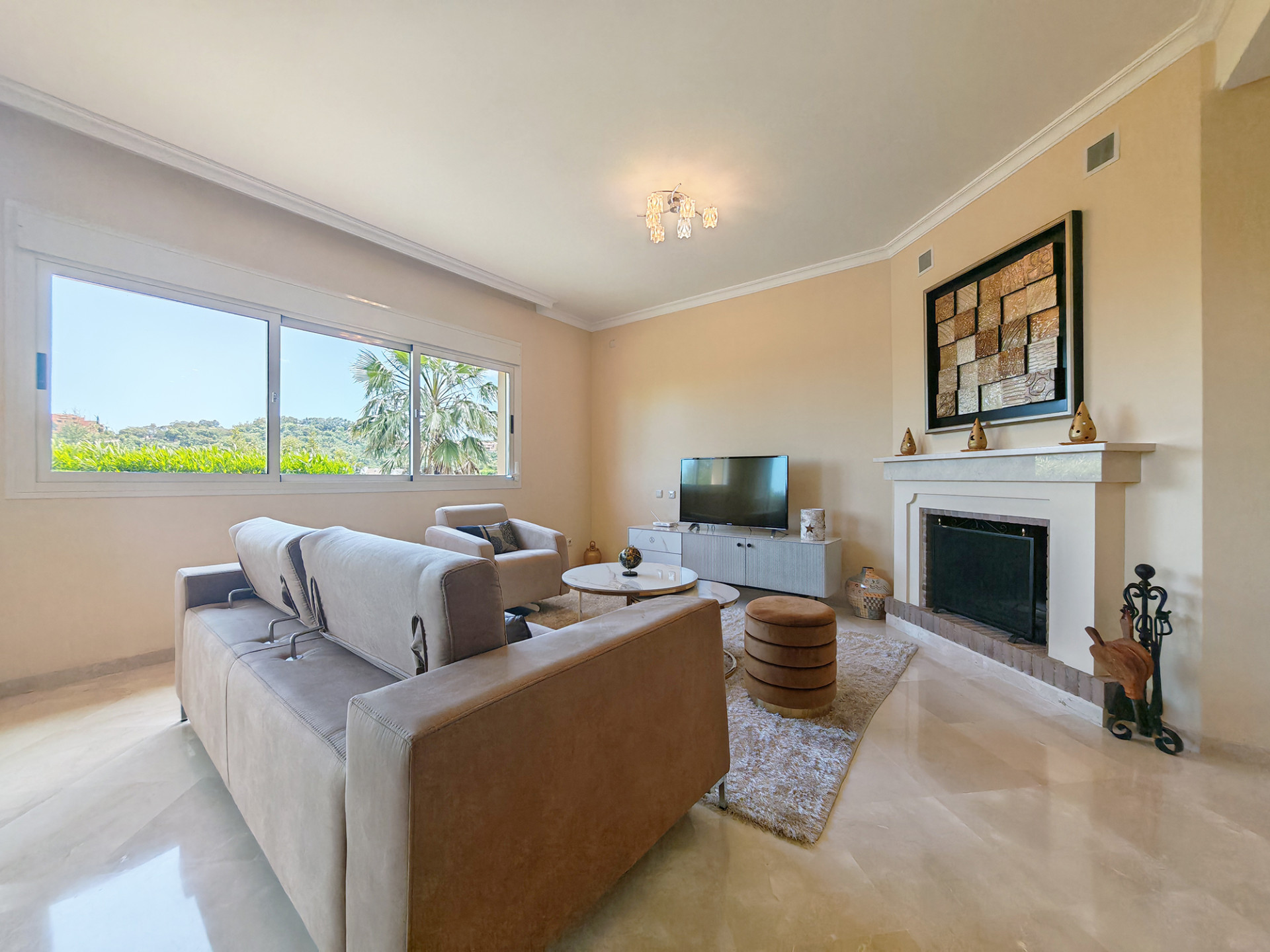 Piso de 2 Dormitorios en venta en La Mairena, Marbella