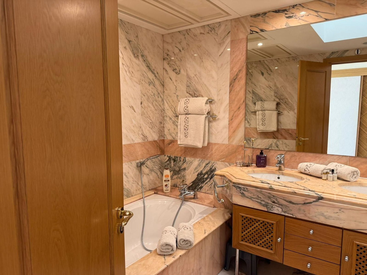 Ático de 3 Dormitorios y 5 Baños en venta en Cancelada, Estepona