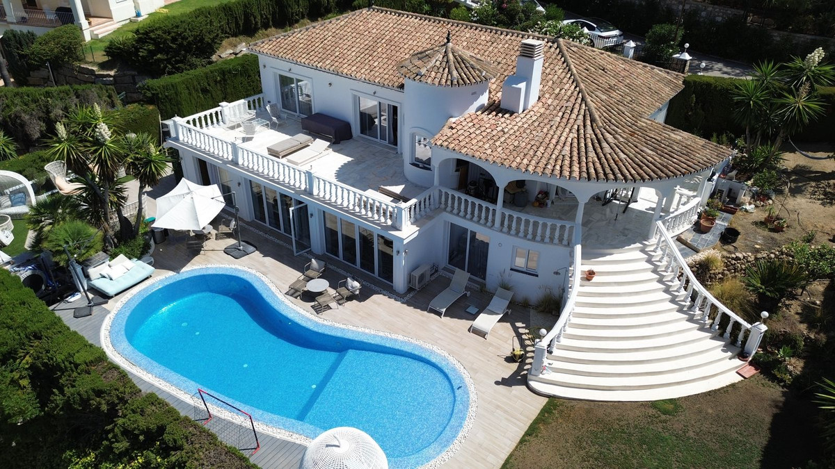 Casa de 5 Dormitorios y 5 Baños en venta en Elviria, Marbella