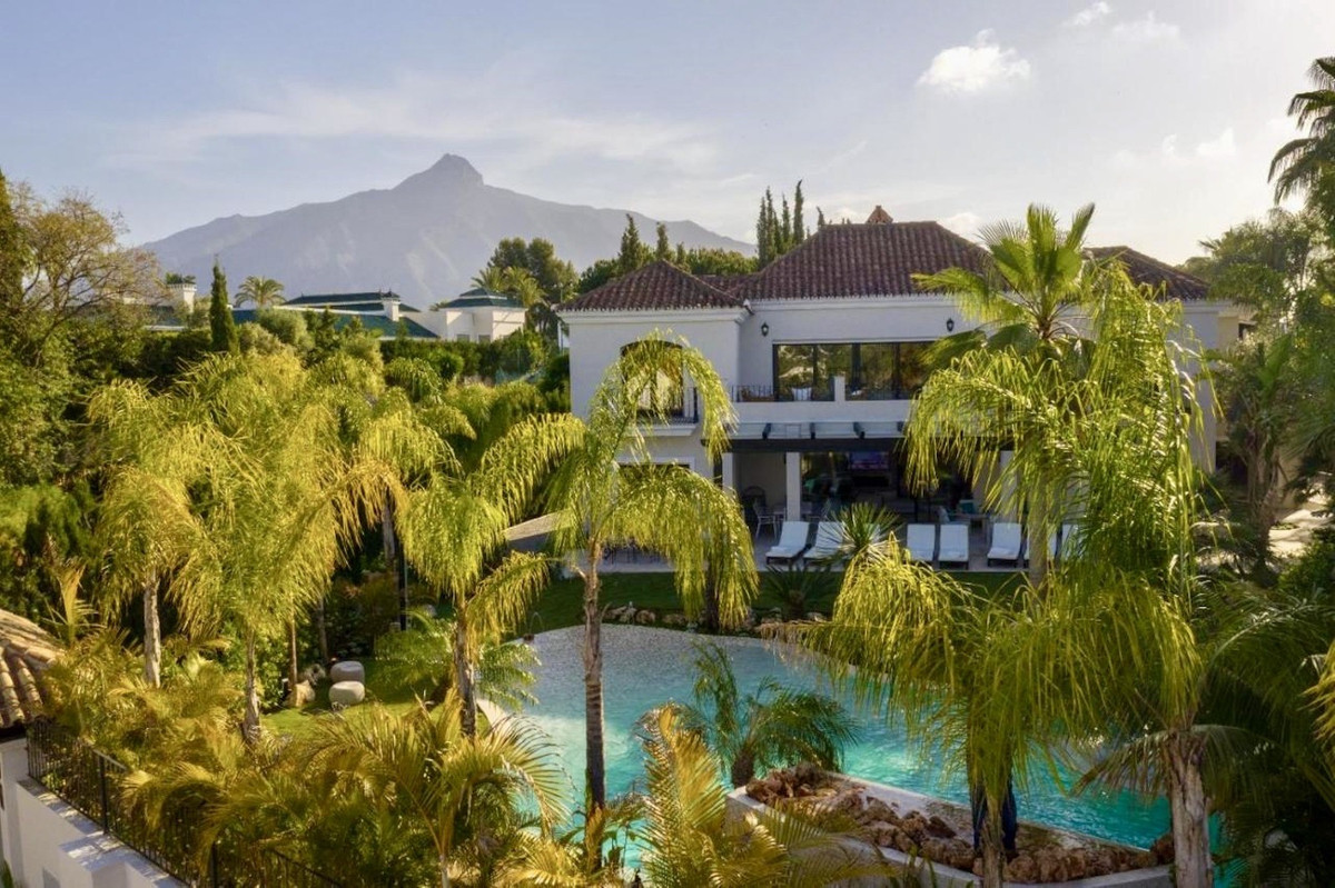 Casa de 7 Dormitorios en venta en Nueva Andalucía, Marbella