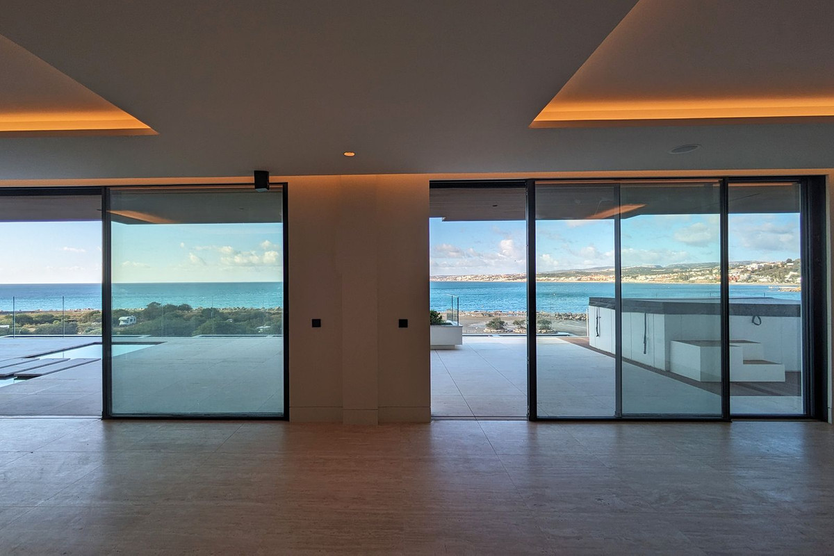4 Bed, 5 Bath - Apartment for Sale in La Alqueria, Estepona