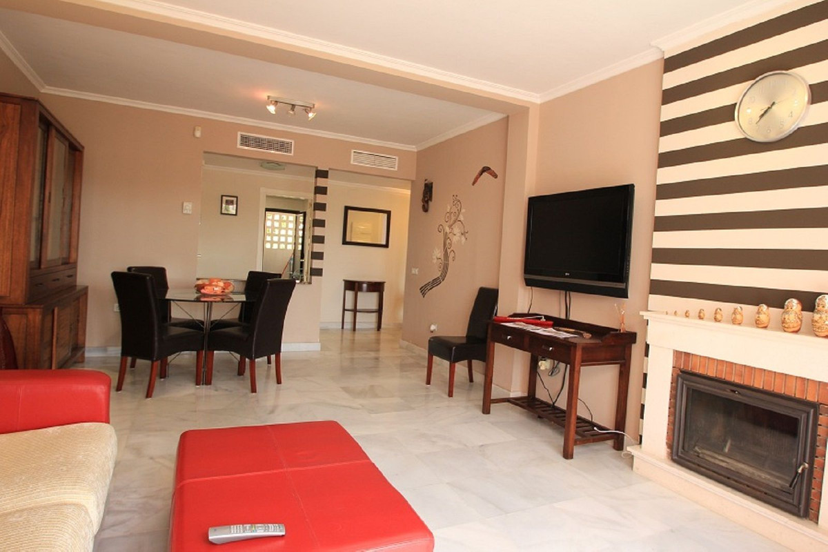Piso de 2 Dormitorios y 2 Baños en venta en Nueva Milla de Oro, Estepona
