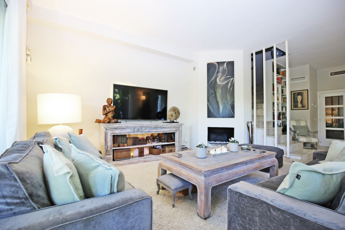 5 Bed, 4 Bath - Villa for Sale in Nueva Andalucia, Marbella